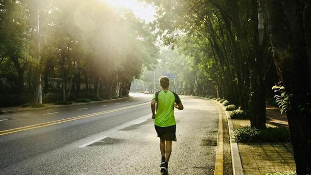 坚持晨跑好处多，晨跑适合跑多少公里？专家提醒：把握好分寸！