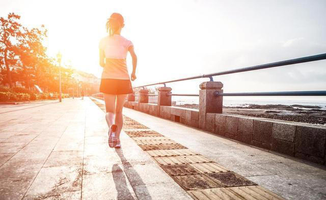 坚持晨跑好处多，晨跑适合跑多少公里？专家提醒：把握好分寸！