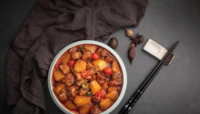 晚上八点吃晚餐错了?医生建议:过了70岁,晚餐要尽量做到这4点